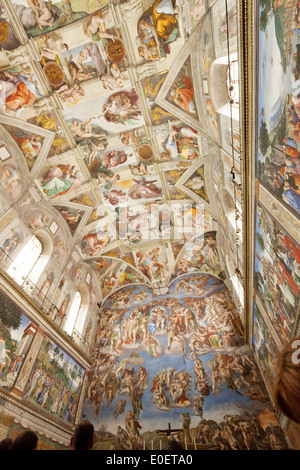 Das Dach/die Decke und der Altarabschluss der Sixtinischen Kapelle, gemalt von Michelangelo; Vatikanstadt, Rom Italien Stockfoto