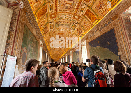 Touristen auf der Suche auf die reich verzierten dekorierten Decke, die Galerie der Landkarten, Vatikan, Vatikanstadt, Rom Italien Europa Stockfoto