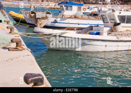 Angelboote/Fischerboote vertäut im Hafen Stockfoto