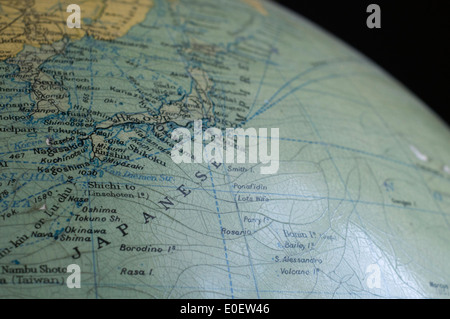Eine alte Karte von Empire of Japan, abgebildet auf einem antiken Globus Stockfoto
