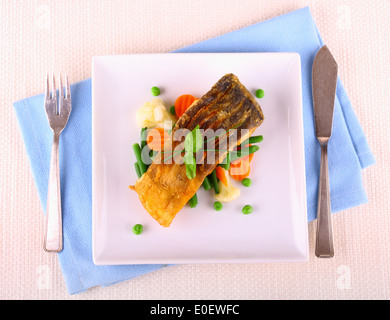 Gebratener Karpfen Fisch-Filet mit Gemüse, Ansicht von oben Stockfoto