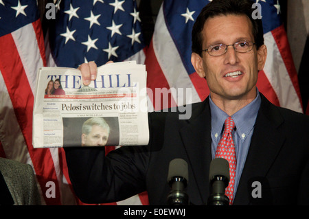 US Haus Minderheit Peitsche Eric Cantor hält eine Pressekonferenz hält eine Kopie der Hill-Schlagzeile auf Nancy Pelosi 17. November 2009 in Washington, DC. Stockfoto