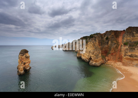 Die Algarve ist ein tolles Urlaubsziel. Die Ponta da Piedade Beach ist eine touristische Attraktion und ein toller Ort. Stockfoto