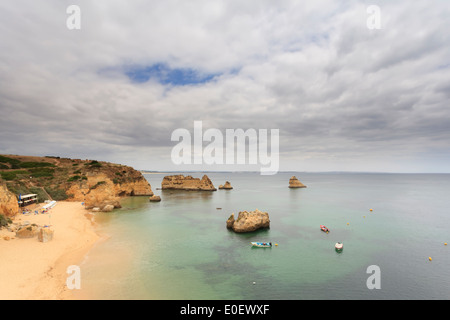 Die Algarve ist ein tolles Urlaubsziel. Die Ponta da Piedade Beach ist eine touristische Attraktion und ein toller Ort. Stockfoto