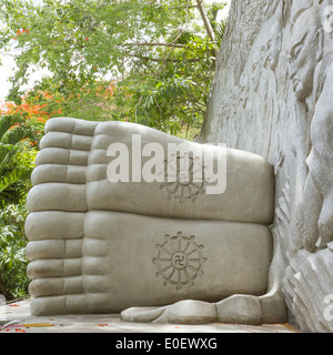 Füße eines schlafenden Buddha, dekoriert mit einem Hakenkreuz, Wahrzeichen in Nha Trang, Vietnam Stockfoto