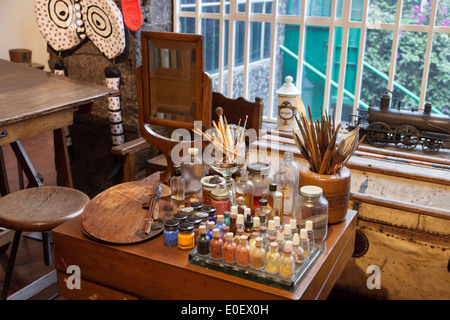 Sammlung von Künstlerbedarf im Studio das Frida Kahlo Museum, bekannt als La Casa Azul in Coyoacán Stockfoto