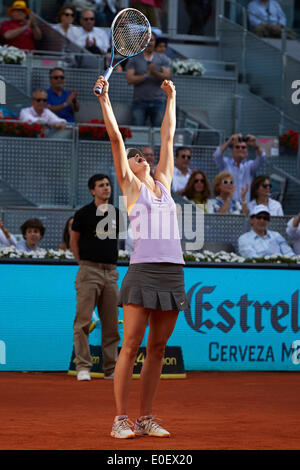 Madrid, Spanien. 11. Mai 2014. Maria Sharapova Russland feiert nach ihrem Sieg über Simona Halep Rumäniens in der WTA-Finale der Mutua Madrid Open 2014 aus La Caja Magica. Bildnachweis: Aktion Plus Sport/Alamy Live-Nachrichten Stockfoto