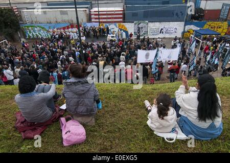 11. Mai 2014 - Buenos Aires, Buenos Aires, Argentinien - A Prozession aus der '' Arbeitskraft Christus Kapelle ''(Capilla Cristo Obrero) in die Mitte der Villa 31 erinnert den 40. Jahrestag des Mordes an Drittwelt Priester Carlos Mugica, erschossen von einem Mitglied der rechten Gruppe Triple A. Die Villa 31, der Wahrzeichen von Buenos Aires Slums, war der Ort wo Mugica lebte und predigte, sowie seine Grabstätte. (Bild Kredit: Patricio Murphy/ZUMAPRESS.com ©) Stockfoto