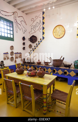 Küche im Frida Kahlo Museum, bekannt als La Casa Azul in Coyoacán Stockfoto