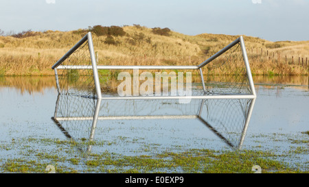 Fußballtor in einem überschwemmten Feld in Holland Stockfoto