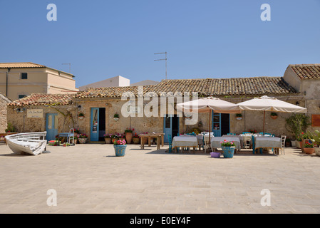 Taverne in Piazza Regina Margherita, Piazza Centrale, Marzamemi, Provinz von Syrakus, Sizilien, Italien Stockfoto