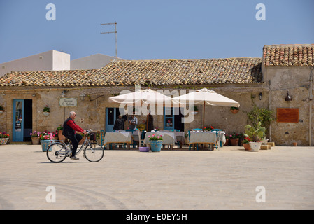 Taverne in Piazza Regina Margherita, Piazza Centrale, Marzamemi, Provinz von Syrakus, Sizilien, Italien Stockfoto