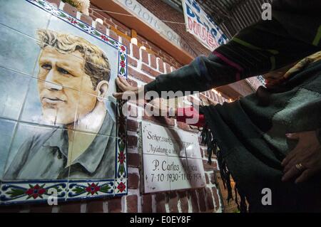 11. Mai 2014 - Buenos Aires, Buenos Aires, Argentinien - trauernden berühren die Grabstätte von Vater Carlos Mugica. Eine Prozession von der '' Arbeitskraft Christus Kapelle ''(Capilla Cristo Obrero) in die Mitte der Villa 31 erinnert den 40. Jahrestag des Mordes an der Drittwelt Priester, erschossen von einem Mitglied der rechten Gruppe Triple A. Die Villa 31, der Wahrzeichen von Buenos Aires Slums, war der Ort wo Mugica lebte und predigte, sowie seine Grabstätte. (Bild Kredit: Patricio Murphy/ZUMAPRESS.com ©) Stockfoto