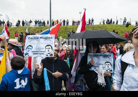 11. Mai 2014 - Buenos Aires, Buenos Aires, Argentinien - A Prozession aus der '' Arbeitskraft Christus Kapelle ''(Capilla Cristo Obrero) in die Mitte der Villa 31 erinnert den 40. Jahrestag des Mordes an Drittwelt Priester Carlos Mugica, erschossen von einem Mitglied der rechten Gruppe Triple A. Die Villa 31, der Wahrzeichen von Buenos Aires Slums, war der Ort wo Mugica lebte und predigte, sowie seine Grabstätte. (Bild Kredit: Patricio Murphy/ZUMAPRESS.com ©) Stockfoto