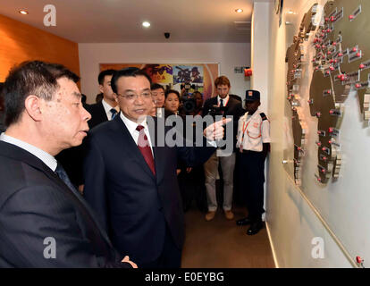 Nairobi, Kenia. 11. Mai 2014. Der chinesische Ministerpräsident Li Keqiang (2. L) Gespräche mit Personal Mitglieder während seines Besuchs in das Amt des afrikanischen Zweig der China Central Television (CCTV) in Nairobi, Kenia, 11. Mai 2014. © Li Tao/Xinhua/Alamy Live-Nachrichten Stockfoto