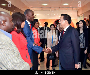 Nairobi, Kenia. 11. Mai 2014. Der chinesische Ministerpräsident Li Keqiang (R, vorne) schüttelt Hände mit Mitarbeitern während seines Besuchs in das Amt des afrikanischen Zweig der China Central Television (CCTV) in Nairobi, Kenia, 11. Mai 2014. © Li Tao/Xinhua/Alamy Live-Nachrichten Stockfoto