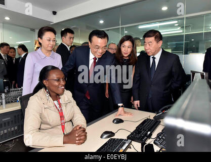 Nairobi, Kenia. 11. Mai 2014. Chinese Premier Li Keqiang (C) Gespräche mit Mitarbeitern während seines Besuchs in das Amt des afrikanischen Zweig der China Central Television (CCTV) in Nairobi, Kenia, 11. Mai 2014. © Li Tao/Xinhua/Alamy Live-Nachrichten Stockfoto