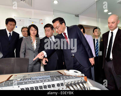 Nairobi, Kenia. 11. Mai 2014. Chinese Premier Li Keqiang (C) Gespräche mit Mitarbeitern während seines Besuchs in das Amt des afrikanischen Zweig der China Central Television (CCTV) in Nairobi, Kenia, 11. Mai 2014. © Li Tao/Xinhua/Alamy Live-Nachrichten Stockfoto