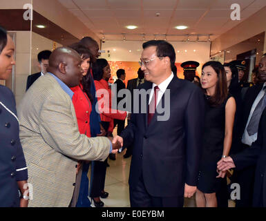 Nairobi, Kenia. 11. Mai 2014. Chinese Premier Li Keqiang (C) schüttelt Hände mit Mitarbeitern während seines Besuchs in das Amt des afrikanischen Zweig der China Central Television (CCTV) in Nairobi, Kenia, 11. Mai 2014. © Li Tao/Xinhua/Alamy Live-Nachrichten Stockfoto