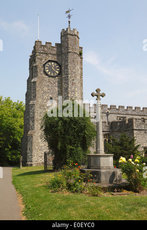 St Marys Pfarrei Kirche Chilham Kent UK wo es, Thomas Becket geglaubt wird wurde auf dem Friedhof begraben. Stockfoto