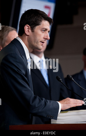 US-Haus Haushalt Vorsitzender Rep Paul Ryan hält eine Pressekonferenz über den Bundeshaushalt Patt 5. April 2011 in Washington, DC. Stockfoto