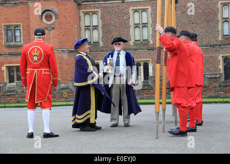 Tudor ziehen. Hampton Court Palace, East Molesey, Surrey, Großbritannien. 11. Mai 2014. "Übergabe-Zeremonie. Jährliche traditionelle rudern Ereignis zwischen den Historischen Königlichen Paläste von Hampton Court und dem Tower von London. Thames Fräser escort Royal Barge Gloriana, als sie einen der tela' an den Gouverneur des Turm liefert. Dieses tela' ist ein Stück der alten Wasserleitung aus einem ausgehöhlten Baumstamm, der auf der Basis von Holz aus dem alten Richmond Schloss steht und trägt das Wappen der Worshipful Company der Wassersportler und Lightermen. Stockfoto
