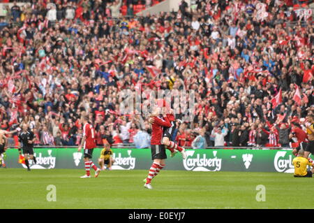 London, UK. 10. Mai 2014. Der Traum wird realisiert, wie dem Schlusspfiff bläst und Sholing Town FC Spielern und Fans als Meister feiern können. FA Vase Finale 10. Mai 2014. Bildnachweis: Flashspix/Alamy Live-Nachrichten Stockfoto