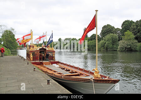 Tudor ziehen. Hampton Court Palace, East Molesey, Surrey, Großbritannien. 11. Mai 2014. QRB Gloriana. Jährliche traditionelle rudern Ereignis zwischen den Historischen Königlichen Paläste von Hampton Court und dem Tower von London. Thames Fräser escort Royal Barge Gloriana, als sie einen der tela' an den Gouverneur des Turm liefert. Dieses tela' ist ein Stück der alten Wasserleitung aus einem ausgehöhlten Baumstamm, der auf der Basis von Holz aus dem alten Richmond Schloss steht und trägt das Wappen der Worshipful Company der Wassersportler und Lightermen. Stockfoto