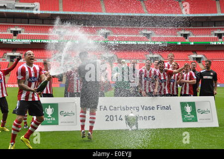 London, UK. 10. Mai 2014. Sholing Town FC Spieler und Fans feiern 2014 FA Vase in Wembley, London, UK zu gewinnen.  Sholing Town FC haben ihren Sitz in Hampshire und sind das diesjährige Champions der Wessex Premier League spielte West Auckland Town FC, die mit Sitz in County Durham und Platz 5 in der zweiten ältesten Fußball-Liga der Welt in einen packenden Finale, mit Sholing Town FC nehmen die Ehre der Aufhebung der FA Vase im Wembley-Stadion. Bildnachweis: Flashspix/Alamy Live-Nachrichten Stockfoto