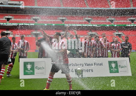 FA Vase Gewinner 2014 Sholing FC Spieler und Fans feiern die 2014 FA Vase in Wembley, London, UK zu gewinnen.  Sholing FC haben ihren Sitz in Hampshire und sind das diesjährige Champions der Wessex Premier League spielte West Auckland Town FC, die mit Sitz in County Durham und Platz 5 in der zweiten ältesten Fußball-Liga der Welt in einen packenden Finale, mit Sholing Town FC nehmen die Ehre der Aufhebung der FA Vase im Wembley-Stadion. Bildnachweis: Flashspix/Alamy Live-Nachrichten Stockfoto