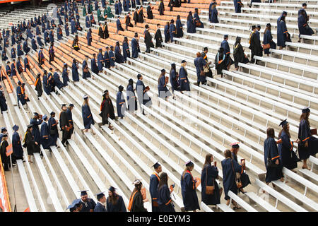 Syracuse, New York, USA. 11. Mai 2014. Schüler sammeln für die 160. Abschlussfeier der Syracuse University in Carrier Dome in Syracuse, New York. Nicolaus Czarnecki/ZUMAPRESS.com/Alamy © Live-Nachrichten Stockfoto