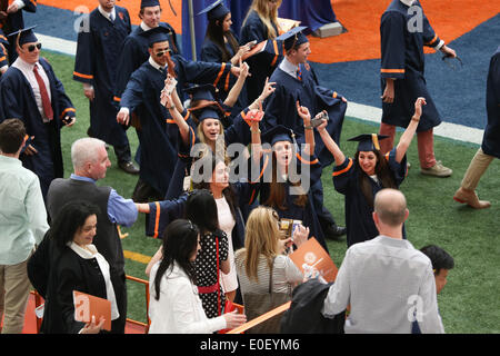 Syracuse, New York, USA. 11. Mai 2014. Schüler sammeln für die 160. Abschlussfeier der Syracuse University in Carrier Dome in Syracuse, New York. Nicolaus Czarnecki/ZUMAPRESS.com/Alamy © Live-Nachrichten Stockfoto