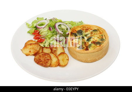 Käse und Broccoli Quiche mit Bratkartoffeln und Salat auf einem Teller isoliert gegen weiß Stockfoto