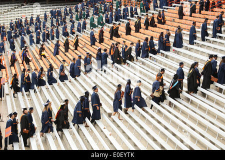 Syracuse, New York, USA. 11. Mai 2014. Schüler sammeln für die 160. Abschlussfeier der Syracuse University in Carrier Dome in Syracuse, New York. Nicolaus Czarnecki/ZUMAPRESS.com/Alamy © Live-Nachrichten Stockfoto