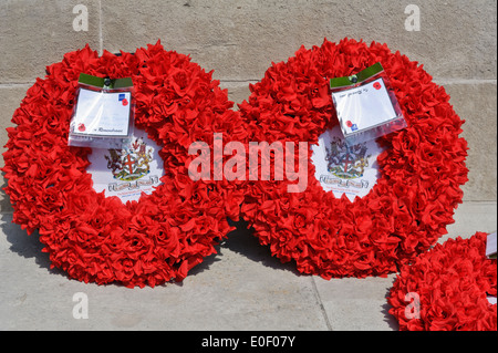 Festgelegten roten Kranz als Symbol der Erinnerung ein Denkmal in Whitehall, London, England, Vereinigtes Königreich. Stockfoto