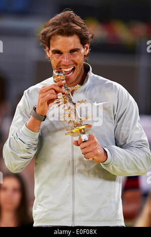 Madrid, Spanien. 11. Mai 2014. Rafael Nadal aus Spanien beißt die Mutua Madrid Open Trophy nach 2014 Finale gegen Kei Nishikori von Japan aus La Caja Magica zu gewinnen. © Aktion Plus Sport/Alamy Live-Nachrichten Stockfoto