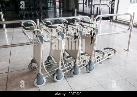 Gepäckwagen am Flughafen Barcelona, Spanien Stockfoto