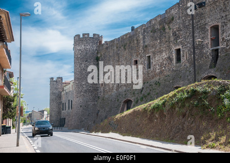 Hostalric Dorf wo Sie die Burgstadt sehen Stockfoto