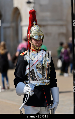 Ein Mitglied der Household Cavalry im Dienst am Horse Guards Parade in London, England, Vereinigtes Königreich. Stockfoto