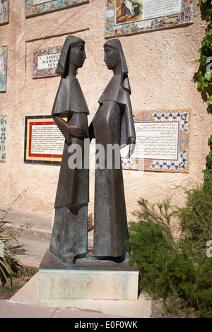 Statue der Muttergottes Treffen mit Elisabeth in der Kirche Mariä Heimsuchung in Ein Karem, Israel Stockfoto