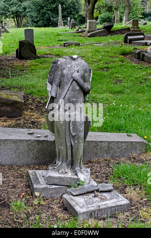 Die Überreste eines gebrochenen Denkmals in Dalry Friedhof, Edinburgh, Schottland, UK. Stockfoto