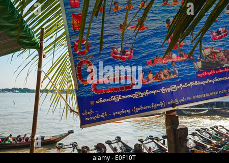 Poster mit Sicherheitshinweise am Steg, Yangon, Myanmar, Asien Stockfoto