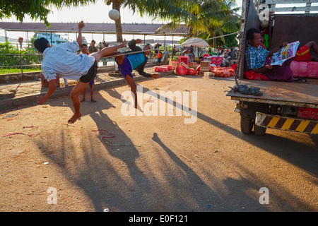 Takraw Spieler am Steg, Yangon, Myanmar, Asien Stockfoto