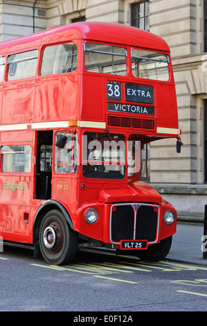 Ikonische britische Doppeldecker rot Routemaster Bus in London, England, Vereinigtes Königreich. Stockfoto