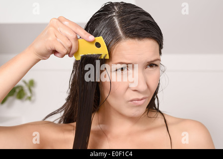 Läuse im Haar Herauskämmen Frau Stockfoto