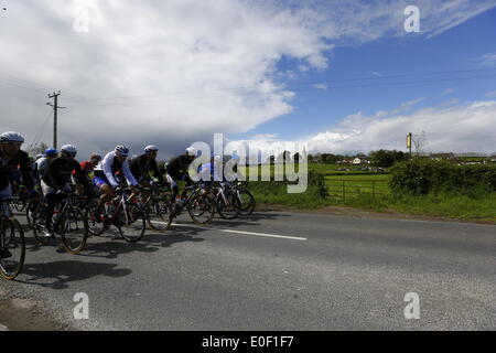 Co. Armagh, Nordirland, Vereinigtes Königreich. 11. Mai 2014. Das Hauptfeld vergeht St. Aidan Pfarrkirche in Saltersgrange außerhalb Armagh, während der dritten Phase der 97. Giro d ' Italia von Armagh in Nordirland nach Dublin in Irland. Bildnachweis: Michael Debets/Alamy Live-Nachrichten Stockfoto