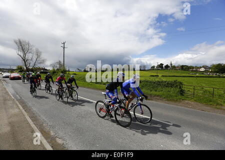 Co. Armagh, Nordirland, Vereinigtes Königreich. 11. Mai 2014. Einige Fahrer passieren St. Aidan Pfarrkirche in Saltersgrange außerhalb Armagh, während der dritten Phase der 97. Giro d ' Italia von Armagh in Nordirland nach Dublin in Irland. Bildnachweis: Michael Debets/Alamy Live-Nachrichten Stockfoto