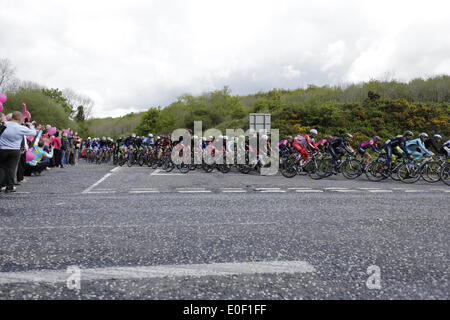 Co. Armagh, Nordirland, Vereinigtes Königreich. 11. Mai 2014. Das Hauptfeld durchläuft Markethill in Co. Armagh, während der dritten Phase der 97. Giro d ' Italia von Armagh in Nordirland nach Dublin in Irland. Bildnachweis: Michael Debets/Alamy Live-Nachrichten Stockfoto