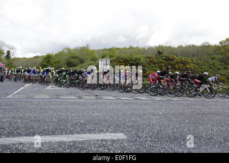 Co. Armagh, Nordirland, Vereinigtes Königreich. 11. Mai 2014. Das Hauptfeld durchläuft Markethill in Co. Armagh, während der dritten Phase der 97. Giro d ' Italia von Armagh in Nordirland nach Dublin in Irland. Bildnachweis: Michael Debets/Alamy Live-Nachrichten Stockfoto