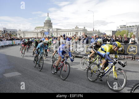 Dublin, Irland. 11. Mai 2014. Das Hauptfeld vergeht das Zollhaus in Dublin, in der dritten Stufe der 97. Giro d ' Italia von Armagh in Nordirland nach Dublin in Irland. Bildnachweis: Michael Debets/Alamy Live-Nachrichten Stockfoto